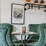 Luxurious 1-Bedroom Penthouse On Oxford Street 11G